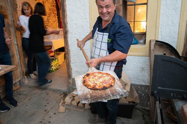 "Die Weinackerdemie" brachte Buchkirchner Wein mit und verwöhnte die Gäste von "Lukas &amp; Lydia machen Musik" mit Pizzen aus dem Holzofen. | Foto: Karl Fluch www.f16plus.com