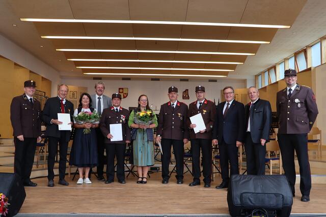 Ehrungen der FF Serfaus: Karl Heymich, Josef Purtscher, Susanne Purtscher, BH Markus Maaß, Martin Thurnes, Nancy Binnemann, Christian Auer, Richard Hochenegger, LH Günther Platter, Bgm. Paul Greiter und Daniel Schwarz (v.li.).