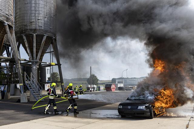 Löschangriff mit dem Schaumrohr | Foto: Erwin Leimlehner