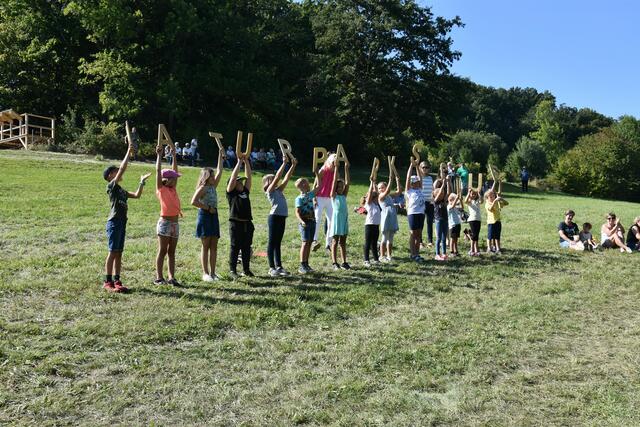 Die Kinder der Naturpark-Volksschule Sieggraben.