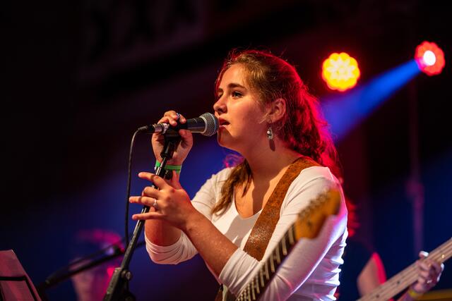 Lena Suciu spielt E-Gitarre und ist die Sängerin bei "The Tonebusters". | Foto: Karl Fluch www.f16plus.com