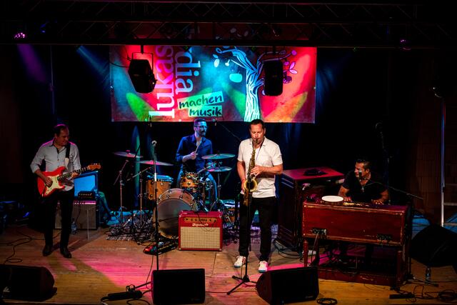 Andi See (2.v.r.) wurde auch von Raphael Wressnig’s Soul Gift Band auf die Bühne von "Lukas &amp; Lydia machen Musik" geholt. | Foto: Karl Fluch www.f16plus.com