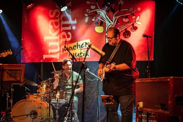 Andreas Gatterbauer an den Drums und "Shorty" an seiner E-Gitarre bei der Premiere von "Lukas &amp; Lydia machen Musik" in Buchkirchen. | Foto: Karl Fluch www.f16plus.com