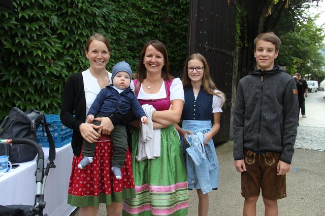 Katharina Heigl mit Söhnchen Matthias, Renate, Sophie und Stefan Datzberger trachtig im Schloss Rothschild in Waidhofen.