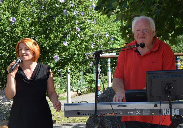 Eitler Patricia überraschte Stefan Kurzmann mit ihrer klangvollen Stimme – die beiden sangen gemeinsam „Ohrwürmer“ am laufenden Band