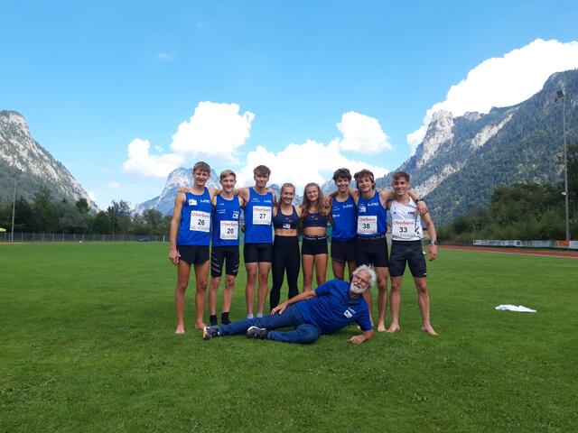 Ein Teil der erfolgreichen Mannschaft des LAC Amateure Steyr mit Trainer Peter Lindner. | Foto: privat