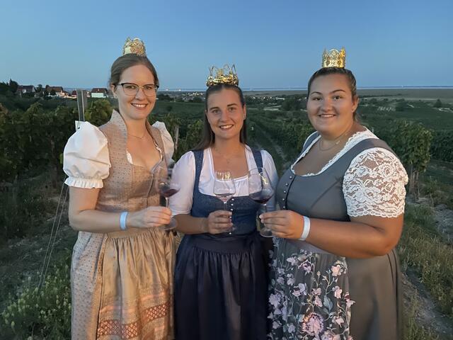 Weinkönigin Susanne I. (Mitte) mit den Prinzessinnen Claudia und Jasmin | Foto: Sandra Koeune