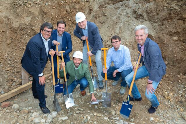 Foto zum Baustart: Architekt Andrea Vattovani, Baumeister Christopher Pongratz, Hermann Neuburger (AVORIS), Dominik Peherstorfer (AVORIS), Harald Schranz (AVORIS) und Gerald Mock (Raiffeisenbank Leoben/Bruck/v.l.)