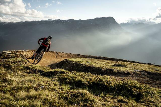 Der Zirmtrail gilt in der Bikeszene durch die perfekte Einbettung in die Landschaft als einer der drei beeindruckendsten Biketrails weltweit. | Foto: TVB Tiroler Oberland - Filmkabinett Albert Florian