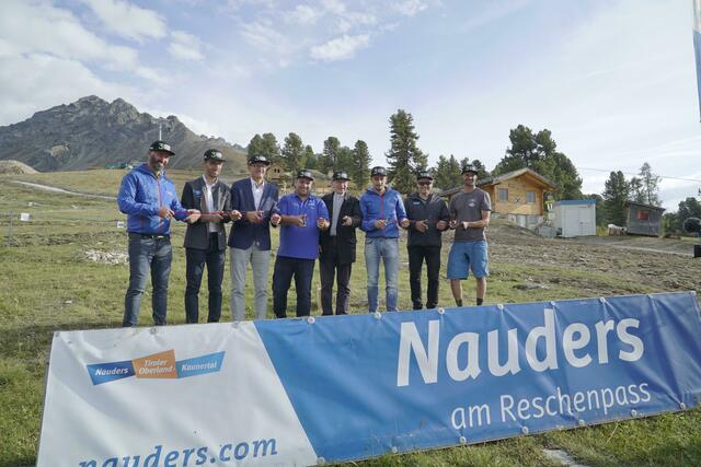 Eröffneten das gemeinsame Projekt Zirmtrail offiziell und lobten unisono die Zusammenarbeit. V.l.n.r.: TVB Vorstand Helmut Wolf, Helmut Spöttl (Bürgermeister Nauders), Wirtschaftslandesrat Anton Mattle, Michael Schöpf (Vorstand Nauderer Bergbahnen AG), Pfarrer Christoph Giewald, Manuel Baldauf (GF Erlebnisregion Nauders) und TVB Obmann Armin Falkner und Stefan Falkeis (Falketrails). | Foto: TVB Tiroler Oberland - Katharina Monz 
