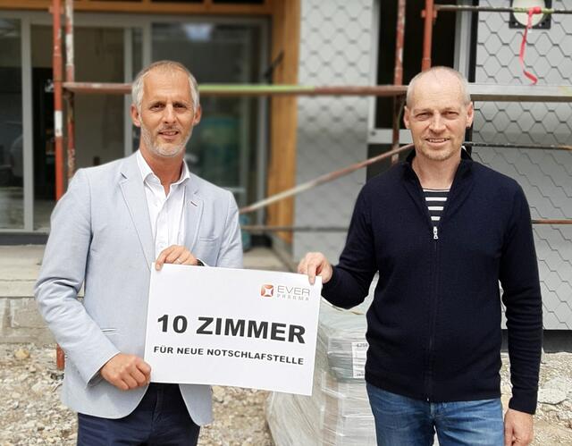 Norbert Hittenberger, Pharma-Vertriebsleiter für Europa, übergibt  Mosaik-Leiter Stefan Hindinger den Gutschein. | Foto: Mosaik