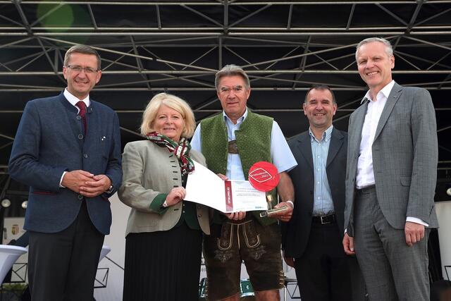 Landesrat Achleitner, Vizebgm. Gabriele Rathje, Bürgermeister Gründl, Ortsplaner Christoph Hauser und Othmar Nagl (v.l.).
 | Foto: Land OÖ / Daniel Kauder