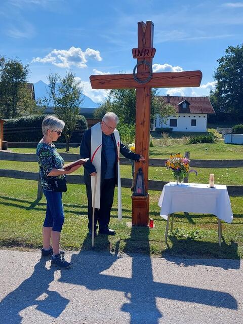 Pfarrgemeinderatsobfrau Melitta Kulterer las die Lesung, Rektor Josef Kopeinig vom Bildungshaus Sodalitas weihte das Kreuz ein.