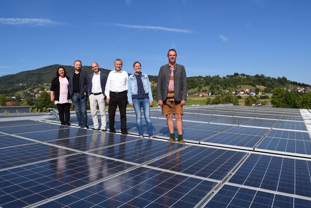 GR Tanja Hirzberger, Vize-Bgm. Johannes Strobl, Thomas Nacht (4ward Energy Research), Kurt Gschweitl (EOS Powersolutions), Andrea Dornhofer
(Energieagentur W.E.I.Z.) und Bgm Gottfried Heinz. (v.l.)
