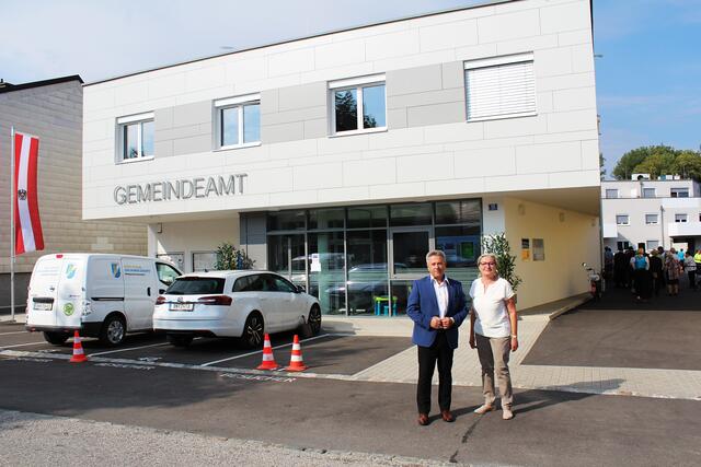 Ortschef Alfred Artmäuer und Vize Elisabeth Roggenland sind stolz auf das neue Amtsgebäude. | Foto: F. Schicker