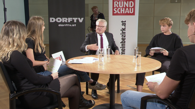 Bürgermeister Klaus Luger (SPÖ) im Gespräch mit den Jugendlichen. | Foto: BRS/DorfTV