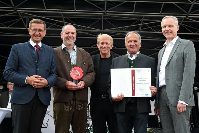 Wirtschafts- und Raumordnungs-Landesrat Markus Achleitner (l.) und Mag. Othmar Nagl, Generaldirektor OÖ Versicherung, (r.) mit der Delegation von Kleinreifling mit Bürgermeister Gerhard Klaffner (2. v. r.) und Gerhard Gollner (2. v. l.) an der Spitze. | Foto: Land OÖ / Daniel Kauder