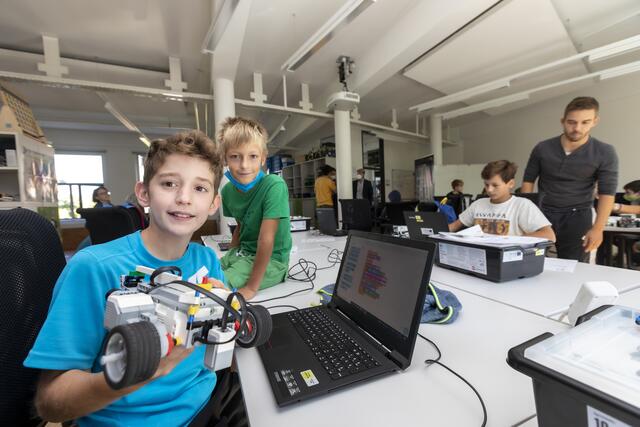 Das Programmieren wird den Kids spielerisch beigebracht.