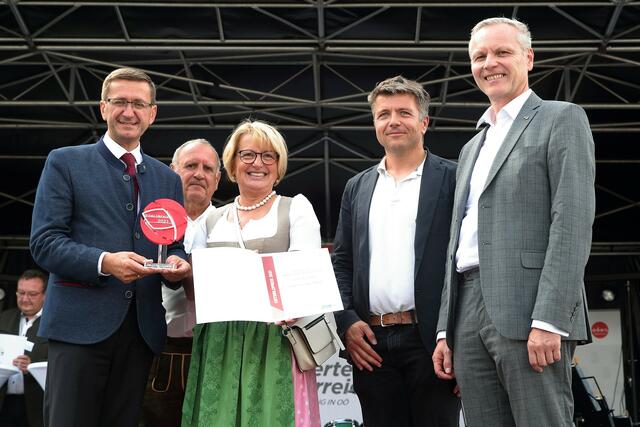Grieskirchen ist Bezirkssieger des Hausruckviertels beim 1. OÖ. Ortsbildpreis. Wirtschafts- und Raumordnungs-Landesrat Markus Achleitner, Peter Pachner, Bürgermeisterin Maria Pachner, Gerald Zehetner, Forum Stadtentwicklung, und Othmar Nagl, Generaldirektor OÖ Versicherung (v. l.). | Foto: Land OÖ / Daniel Kauder