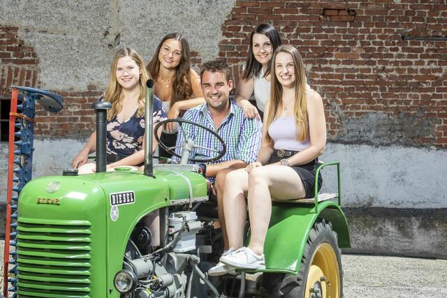 Mathias und seine vier Hofdamen bei "Bauer sucht Frau".