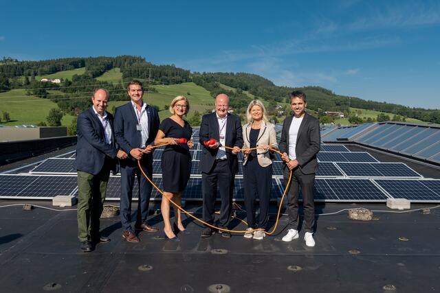 Im Zuge des Familienfests in Gresten wurde auch die neue Photovoltaikanlage in Betrieb genommen. | Foto: Welser Profile GmbH