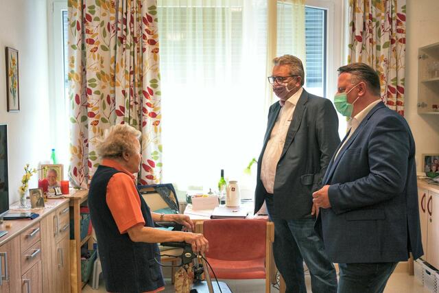 Besuch im Pflegeheim: Hacker (2.v.r.), Ehmann | Foto: Patrick Neves