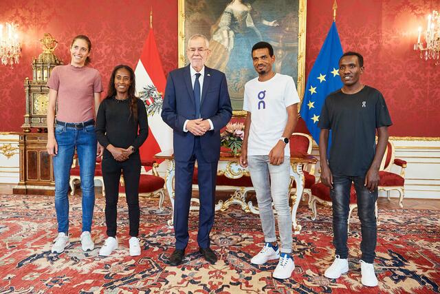 Fabienne Schlumpf, Gelete Burka, Alexander Van der Bellen, Tadesse Abraham und Betesfa Getahun (v.l.) | Foto: VCM / Leo Hagen