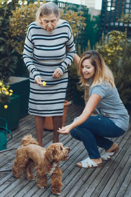 24 Stunden Pflegerin Katharina von gutbetreut.at mit der Patientin Elfriede und Therapiehund.