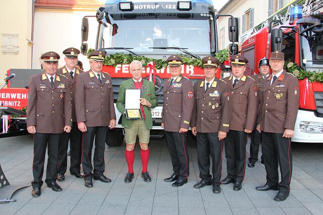 Zum Jubiläum erhielt Bürgermeister Helmut Leitenberger die Florianiplakette in Gold überreicht. | Foto: ABI d. V.  Herbert Putz