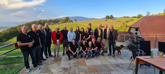 Die Musikanten unternahmen eine gemeinsame Wanderung zur Burgruine Rabenstein.  | Foto: Privat