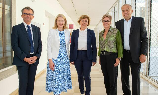 Von links: Ärztekammer-Präsident Peter Niedermoser, LH-Stellvertreterin Christina Haberlander, Erika Zelko, designierte Lehrstuhlinhabern für Allgemeinmedizin an der JKU, Elgin Drda, Vizerektorin für Medizin an der JKU und JKU-Rektor Meinhard Lukas. | Foto: JKU