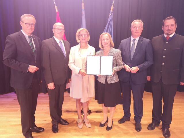 Landeshauptfrau Johanna Mikl-Leitner (3.v.l.) gemeinsam mit der neuen Bezirkshauptfrau Daniela Obleser (3.v.r.) und dem Bestellungsdekret. | Foto: Daniel Schmidt