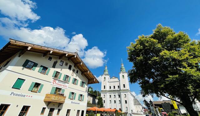 Dekanatskirche (hi.), links der Brixnerwirt. | Foto: Kogler