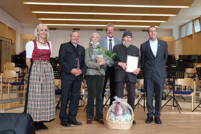 Ehrung der Pfarre: Jolanda Schwarz, Bgm. Paul Greiter, Brigitte Tschuggmall, BH Markus Maaß, Alfred Tschuggmall und Pfarrer Willi Pfurtscheller (v.li.)