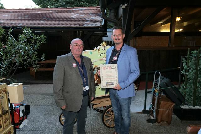 Franz Reinhardt (l) überreichte Bezirksvorsteher Marcus Franz (SPÖ) die Urkunde der Ehrenmitgliedschaft im Drehorgel Klub. | Foto: Markus Spitzauer