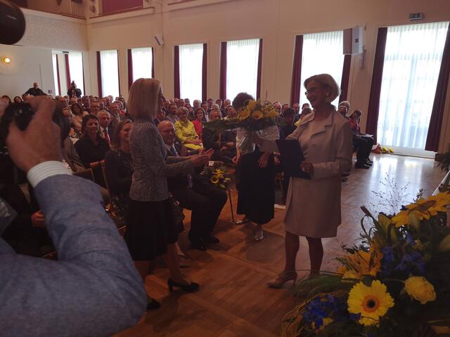 Übergabe des Dekrets | Foto: Daniel Schmidt