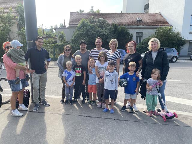 Eine Gruppe besorgter Eltern gibt nicht auf und kämpft für einen Schutzweg in der Eyzinggasse. | Foto: Maier