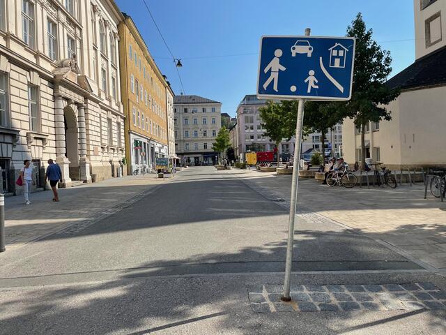 "Wohn-/Spielstraße": hier sollen Poller installiert werden, um die Autofahrer und LKW-Fahrer von der Durchfahrt abzuhalten, fordern die Elternvertreter.