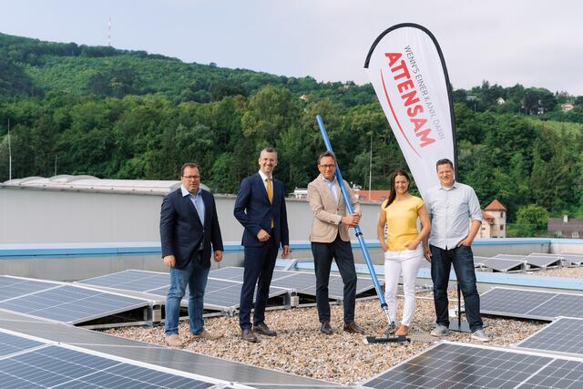 Peter Schrattenholzer (Attensam Geschäftsführung Wien), Roland Honeder (Vizebürgermeister und Vorsitzender des Ausschusses für Klimaschutz in Klosterneuburg), Guido Unterberger (Attensam Geschäftsführung Tochtergesellschaften), Cornelia Daniel (Geschäftsführung Dachgold) und Stefan Scheuermann (Projektleitung 10hoch4 Photovoltaik)