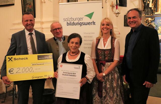 Elisabeth Pollstätter erhielt die Urkunde für den Walter-Kraus-Mundartpreis 2020 vom Salzburger Bildungswerk sowie 2000 Euro Preisgeld der Raiffeisenbank Großgmain. Im Bild (v.l.n.r.): Georg Weinberger (Raiffeisenbank Großgmain), Peter Haudum (Juror und Germanist), Elisabeth Pollstätter (Dichterin und Preisträgerin), Bgm. Waltraud Brandstetter (Gemeinde Nußdorf) und Richard Breschar (Salzburger Bildungswerk).

 | Foto: Salzburger Bildungswerk