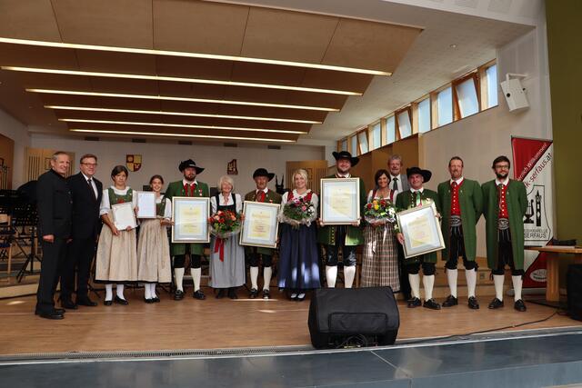 Ehrungen der Musikkapelle Serfaus: Bgm. Paul Greiter, LH Günther Platter, Anna Oberacher, Jana Moritz, Andreas Schalber, Elke Westreicher, Siegfried Westeicher, Florian Pittl mit Partnerin, Helga Waldner, BH Markus Maaß, Heinrich Waldner, Ulli Thurnes und Phillipp Goller (v.li.)