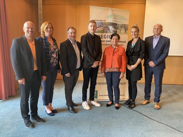 Freude über eine gelungene EUREGIO-Generalversammlung bei Kaspar Sammer und Dana Biskup (Euregio Bayern), Christoph Artner-Sulzer (RMOÖ), Impulsgeber Tristan Horx, Gabriele Lackner-Strauß (EUREGIO-Obfrau), Elisabeth Schmidt (Bioregion Mühlviertel), Michal Handschuh (Euregio Šumava) (von links).  | Foto: Christina Lehner/RMOÖ