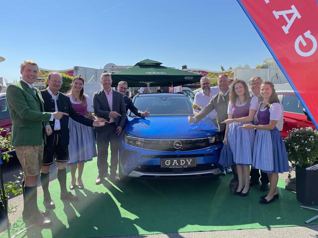 Österreichpremiere für den neuen Opel Grandland, der u.a. im Beisein von Philipp Gady, Rainer Kovac, Eugen Roth, Opel Gady Markenleiter Alexander Dengg und den Weinhoheiten enthüllt wurde.   | Foto: B.Gady