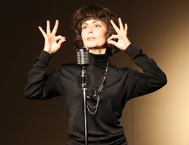 Michaela Ehrenstein brillierte als Juliette Gréco auf der Freien Bühne Wieden. | Foto:  Rolf Bock