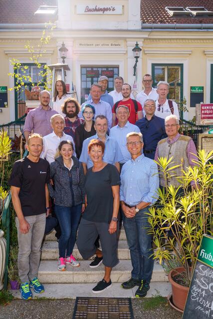 Turnschuhe, Sonne und gute Stimmung bei der Wanderung | Foto: WKNÖ