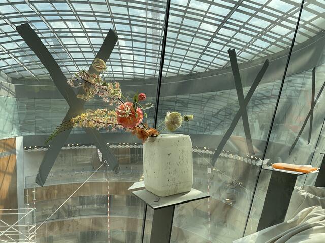 Von der neuen Besuchergalerie aus können Interessierte das Geschehen im Plenarsaal verfolgen. Die Arbeiter haben derweil mit Blumen eine fröhliche Atmosphäre geschaffen. | Foto: Barbara Schuster