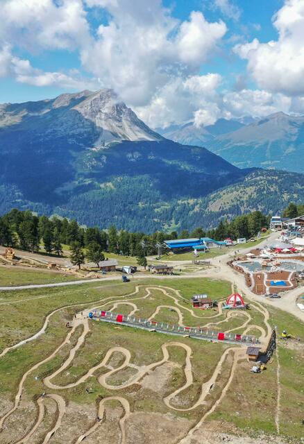 Die neu angelegten vier Kidsbiketrails laden die ganze Familie zum Kennenlernen dieser faszinierenden Sportart ein. 30 Jugendliche aus der Region zeigten bei der Eröffnung ihr Können. | Foto: Bergbahnen Nauders - Karl Folie