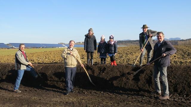 Benefizaktion für die Pfarre Steinakirchen: Franz Erhard, Pfarrer Hans Lagler, Elisa und Anna Wiener, Miriam Kronister, Organisator Alois Hinterberger und Herbert Theuretzbacher | Foto: Pfarre Steinakirchen