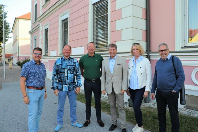 GR Hannes Krois/Obmann Verkehrsausschuss, Gerhard Kartnig und Stefan Lehrmayer (beide Smart Station), Bgm. Erich Gosch sowie Marie-Therese und Kurt Fallast. | Foto: Edith Ertl
