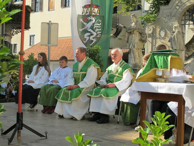 Die heilige Messe am Hauptplatz Schwanberg unter freiem Himmel wurde von Anton Lierzer und Pater Albert bei strahlendem Wetter zelebriert... | Foto: Anna Koch